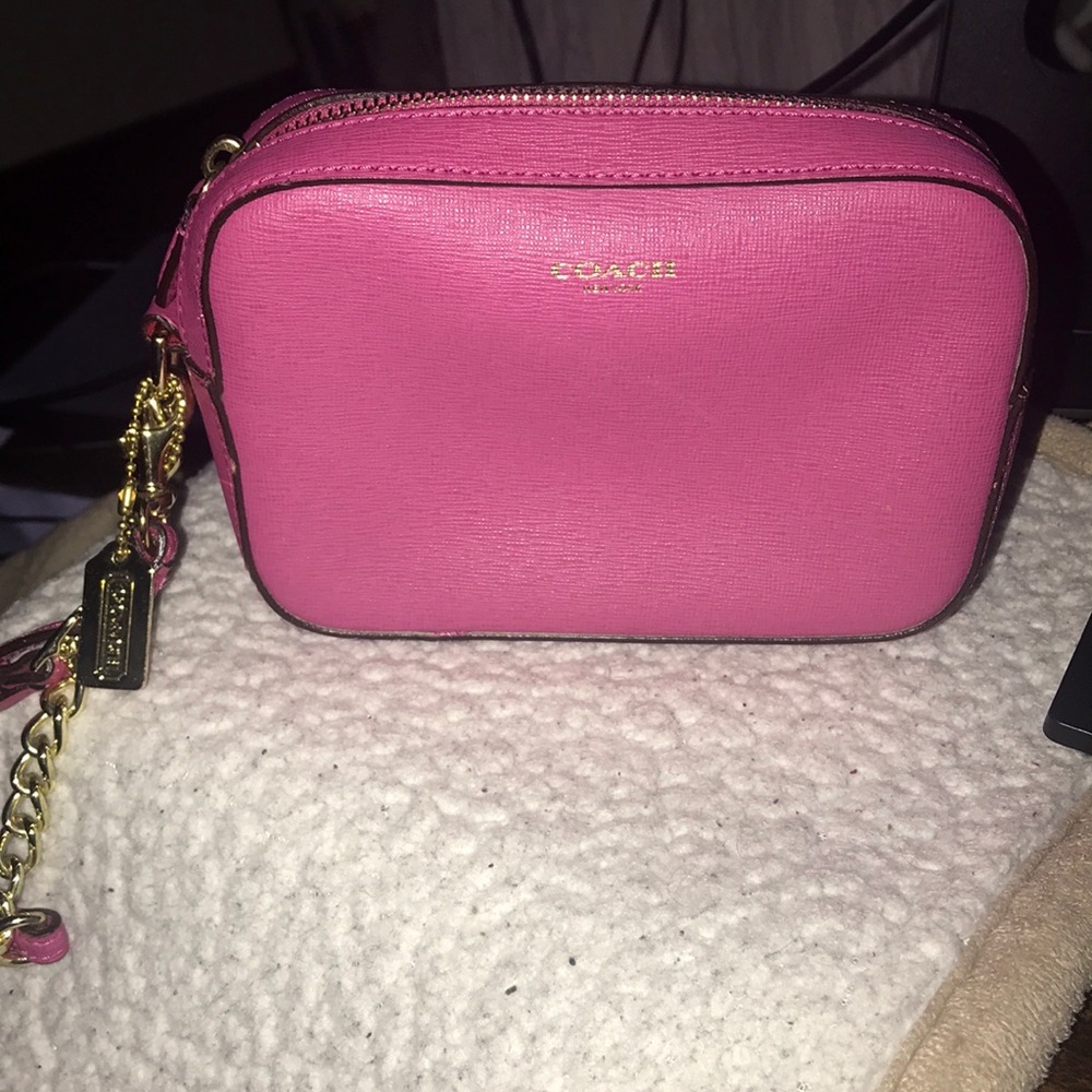 NWOT Coach pink wristlet. Leather and Gold